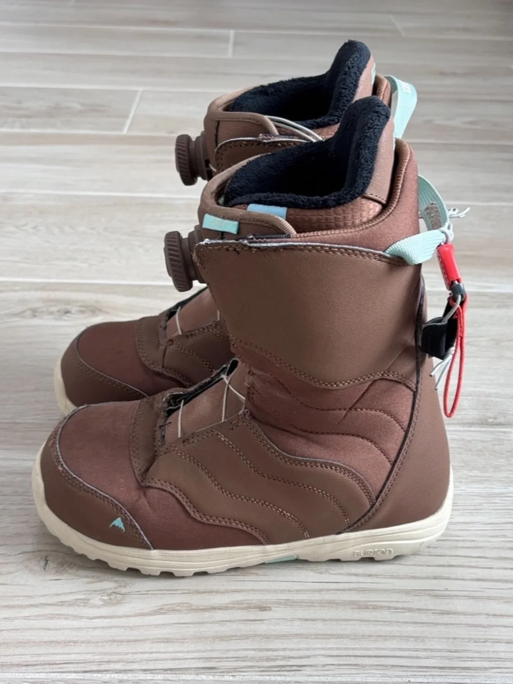 Women’s Burton Mint Boa Snowboard Boots Size 8